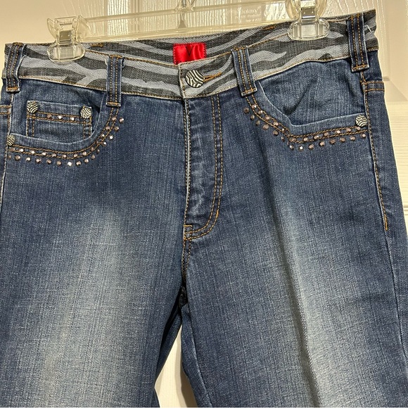 V Christina Fancy Denim Capris - Picture 2 of 8